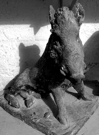 Martin Mayer: Sitzender Keiler (Modell). 1960, Bronze, Höhe 27 cm